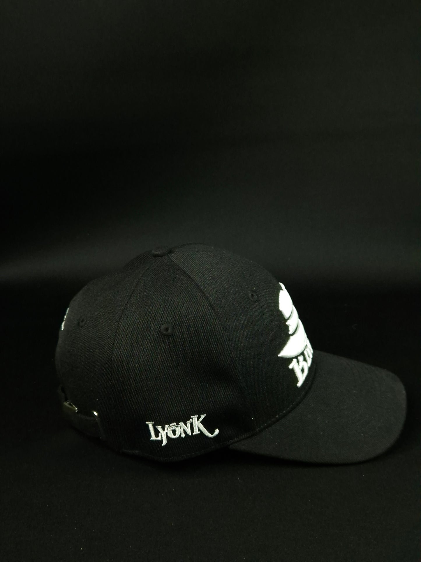 Curved visor cap Big logo Embroidery White