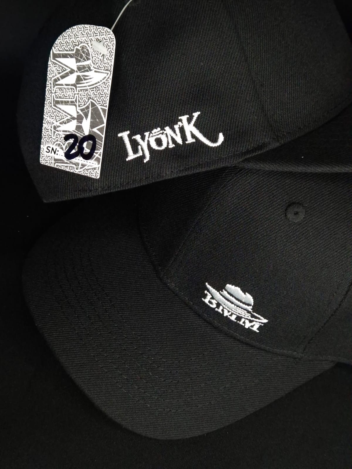 Curved Visor Cap Embroidery white Minimalist